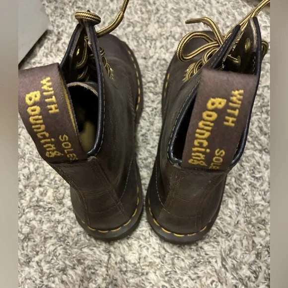Brown doc martens lace up women’s/mens - Picture 7 of 7